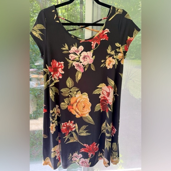 NWOT Heart 💜 Hips Black with floral print size Lg soft dress & back criss cross - Picture 2 of 8